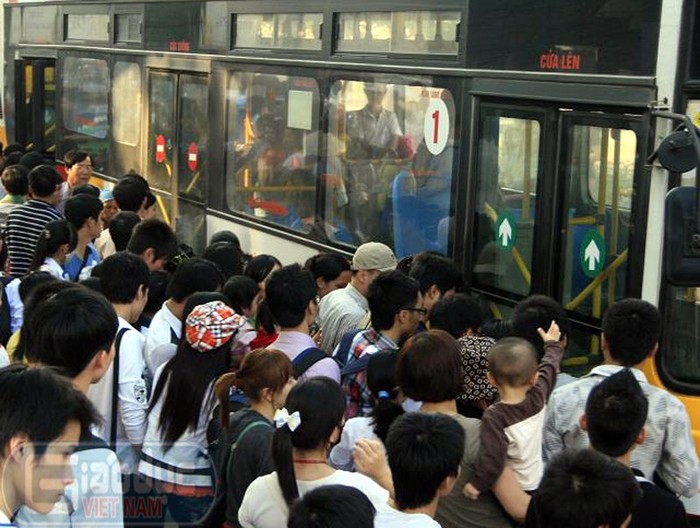 Cảnh tượng quen thuộc ở các bến xe bus trong nội thành Hà Nội.